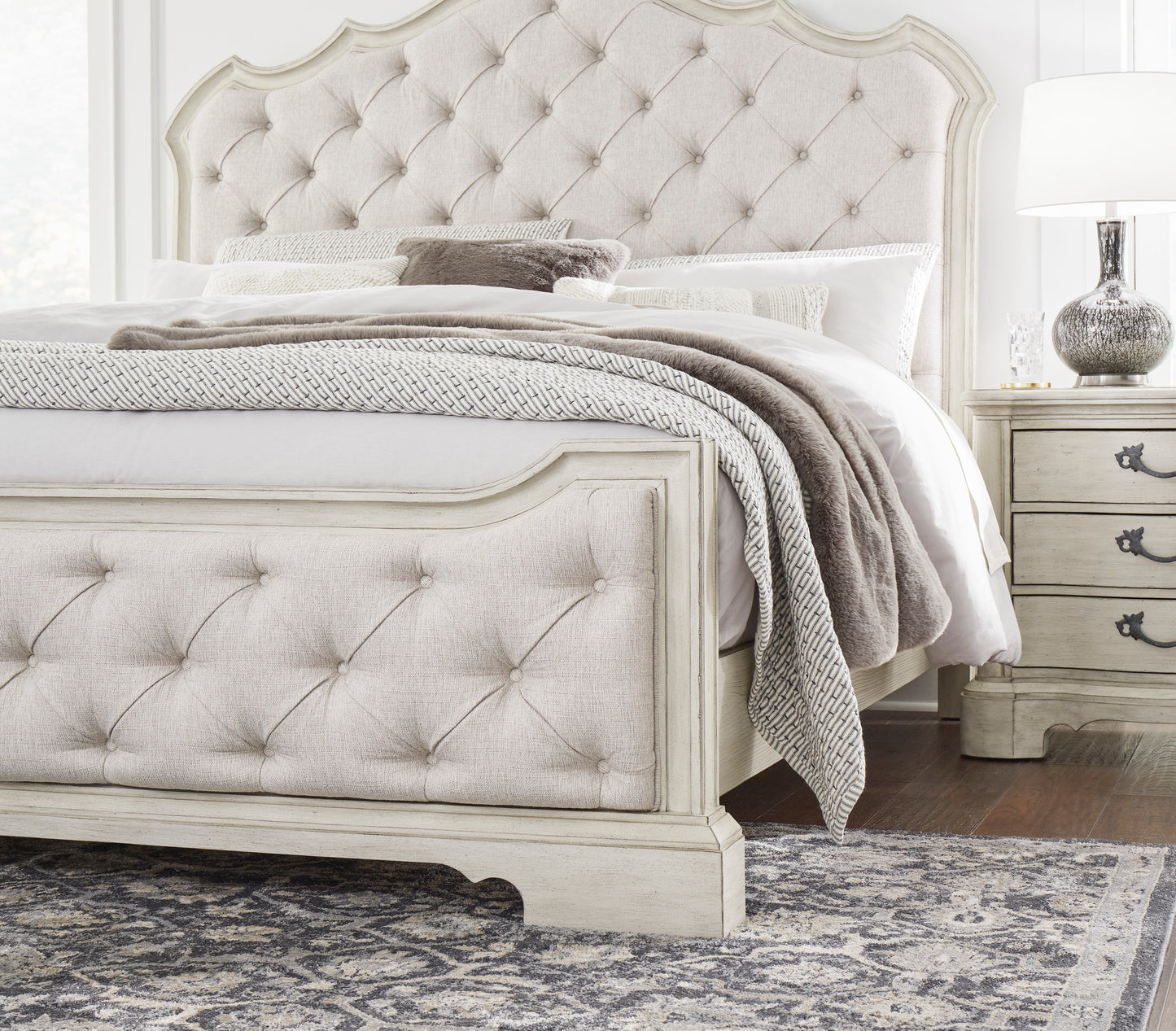 Arlendyne King Upholstered Bed