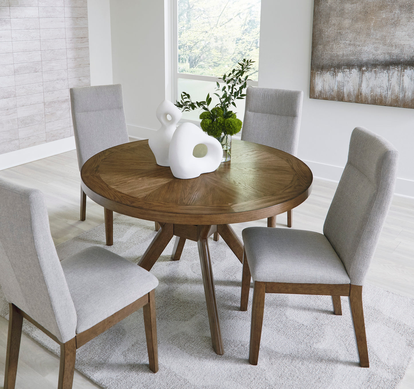 Roanhowe Round Dining Room Table